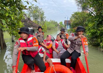 Tim SAR dan Dapur Lapangan Brimob Polda Jateng Bantu Korban Banjir