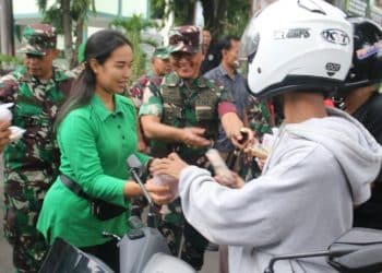 Kodim 0718/Pati dan Persit Bagikan Ratusan Takjil Gratis