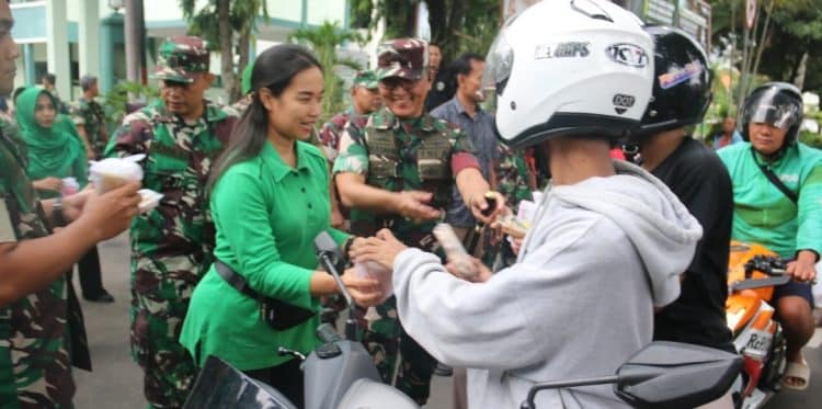 Kodim 0718/Pati dan Persit Bagikan Ratusan Takjil Gratis