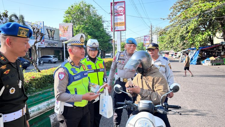 Satlantas Polresta Pati Edukasi Pengendara dengan Cara Elegan : Bukan Tilang, Tapi Apresiasi