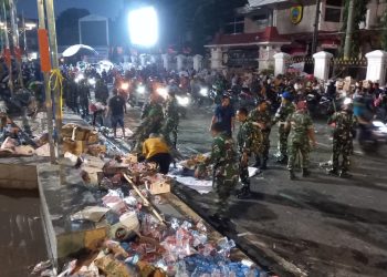 Habis Unras, Solidaritas TNI dan Rakyat Bersatu Bersihkan Sampah di Lokasi