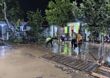 Jebolnya Tanggul Sungai Tanjang, Polsek Kayen Turun Tangan Bantu Warga