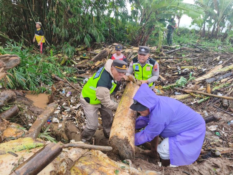 Aksi Cepat Polsek Tayu, Sungai Gadu Dibersihkan