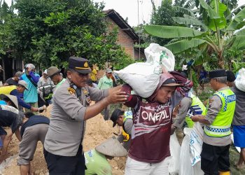 Cegah Banjir, Polisi dan Warga Sukolilo Gotong Royong Tinggikan Tanggul