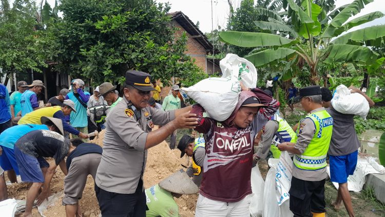 Cegah Banjir, Polisi dan Warga Sukolilo Gotong Royong Tinggikan Tanggul