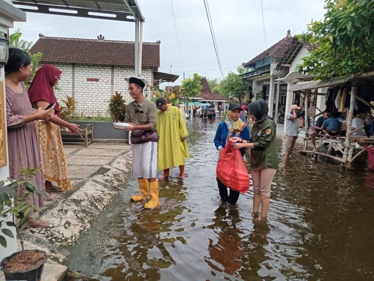 Baksos Peduli Pati, M. Ali Wafa Salurkan Sembako ke Korban Banjir