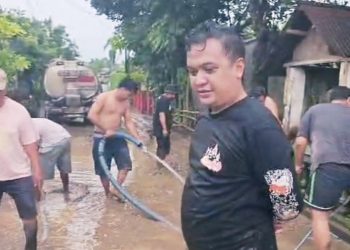 Warga Dengkek Terdampak Banjir, Bos JL Kirim 5 Tangki Bersihkan Lumpur