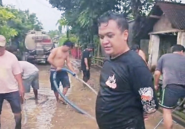 Warga Dengkek Terdampak Banjir, Bos JL Kirim 5 Tangki Bersihkan Lumpur