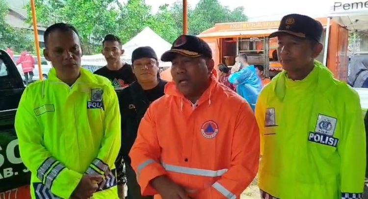 BPBD Jepara Bersama Polres Tanggap Cepat Tangani Longsor di 18 Titik Desa Damarwulan