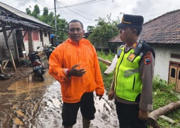 Polsek Tayu, TNI dan Warga Gotong Royong Bersihkan Lumpur Pasca Banjir di Keboromo – Sambiroto