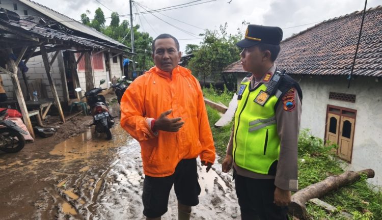 Polsek Tayu, TNI dan Warga Gotong Royong Bersihkan Lumpur Pasca Banjir di Keboromo – Sambiroto