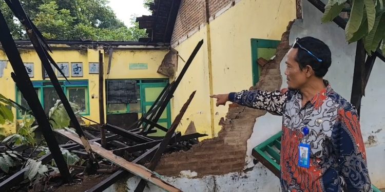 Dinas Tutup Mata, SD Rusak Parah