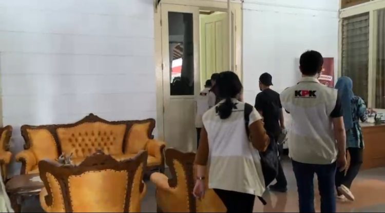 Geledah Rumdin dan Kantor Bupati, KPK Sita Dua Koper dan Satu Dus