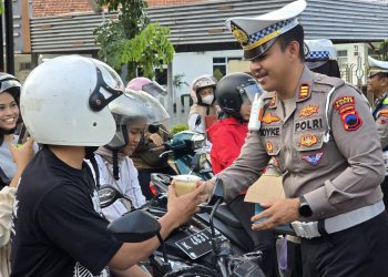 Humanis ke Pengendara! AKP Royke Noldy Bagi Ratusan Takjil di Momen Ramadan 2026