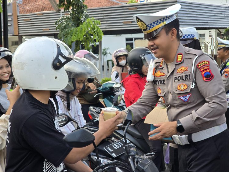 Humanis ke Pengendara! AKP Royke Noldy Bagi Ratusan Takjil di Momen Ramadan 2026