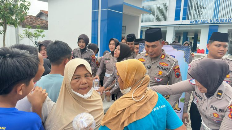 Berbagi 500 Takjil, Waka Lantas Polresta Pati Ajak Warga Jaga Silaturahmi dan Tertib Lalu Lintas