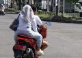 Wanita dan Pria Gunakan Motor Plat Merah Disorot, Kenapa Ya?
