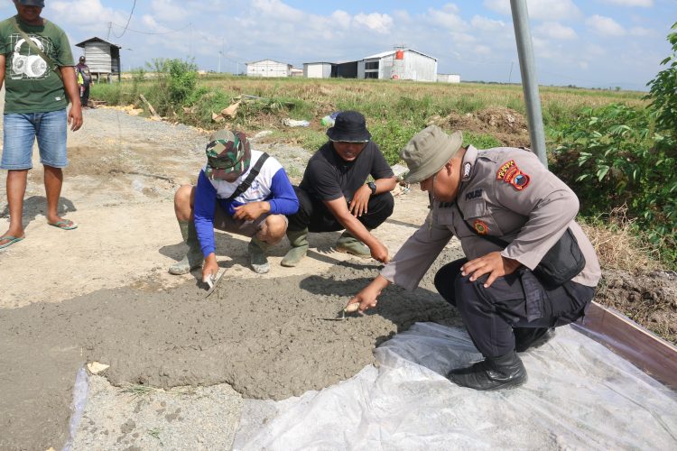 Kompak, TNI – Polri dan Warga Wujudkan Jalan Pertanian Permanen
