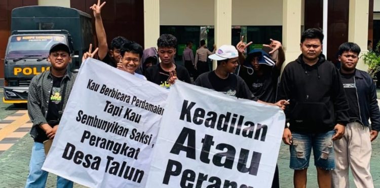 Tongtek di Pati Ricuh, Keluarga Korban Lempar Sandal