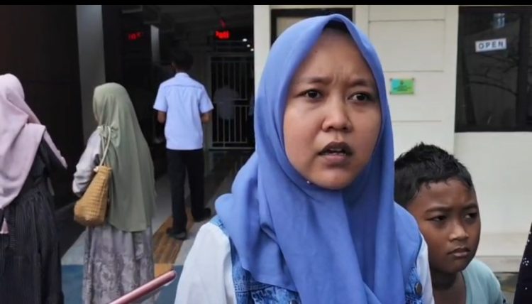 Pati Ricuh, Keluarga Korban Lempar Sandal ke Mobil Tahanan