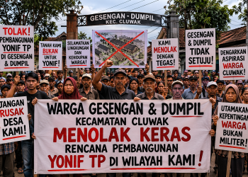 Aksi Warga Tolak Pembangunan Markas Yonif TP, Semut Ireng Kawal