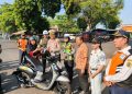 Tertib di GOR Pesantenan, Satlantas Polresta Pati Bagikan Souvenir ke Para Pengendara