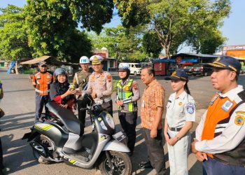 Tertib di GOR Pesantenan, Satlantas Polresta Pati Bagikan Souvenir ke Para Pengendara