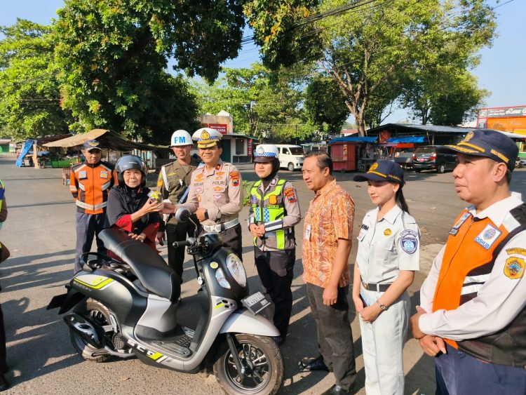 Tertib di GOR Pesantenan, Satlantas Polresta Pati Bagikan Souvenir ke Para Pengendara
