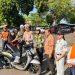 Tertib di GOR Pesantenan, Satlantas Polresta Pati Bagikan Souvenir ke Para Pengendara