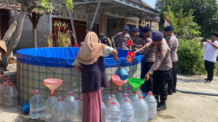 Air Bersih Jadi Rebutan di Musim Kemarau, Brimob Bantu Warga