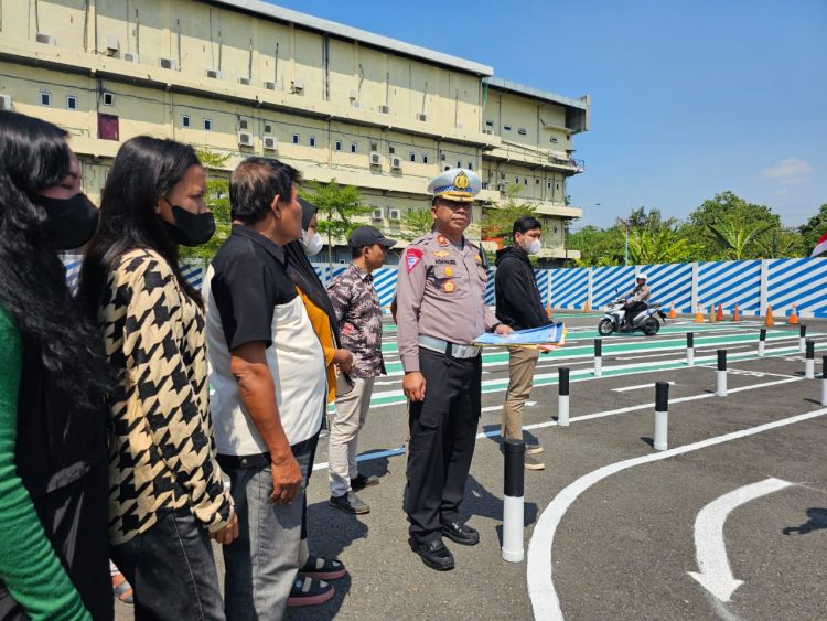 Pengawasan Langsung !!! Kompol Asfauri, S.H, M.H Berikan Sosialisasi ke Pemohon SIM C Terkait Ujian Praktik