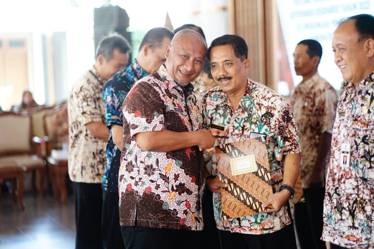 Rata- Rata 30 Tahun Kerja, Pj Bupati Serahkan SK Pensiun ASN