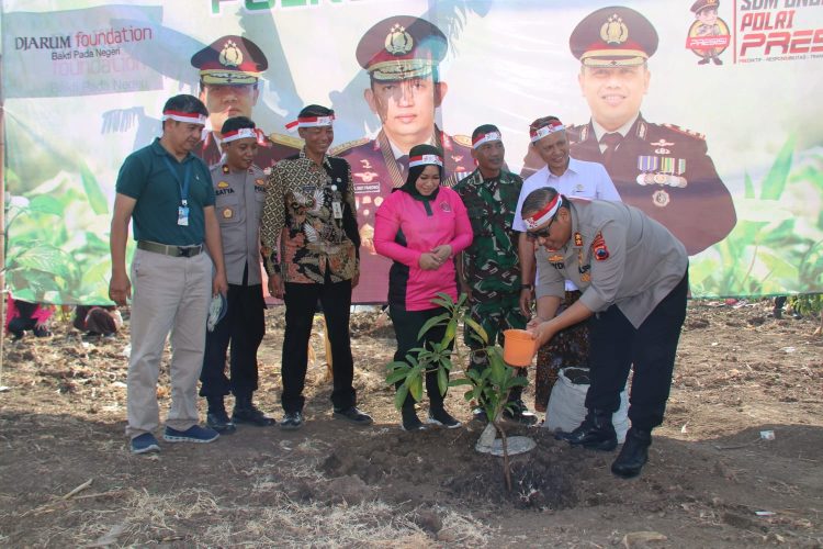 Cegah Banjir dan Tanah Longsor, Polres Kudus Kompak Tanam Pohon