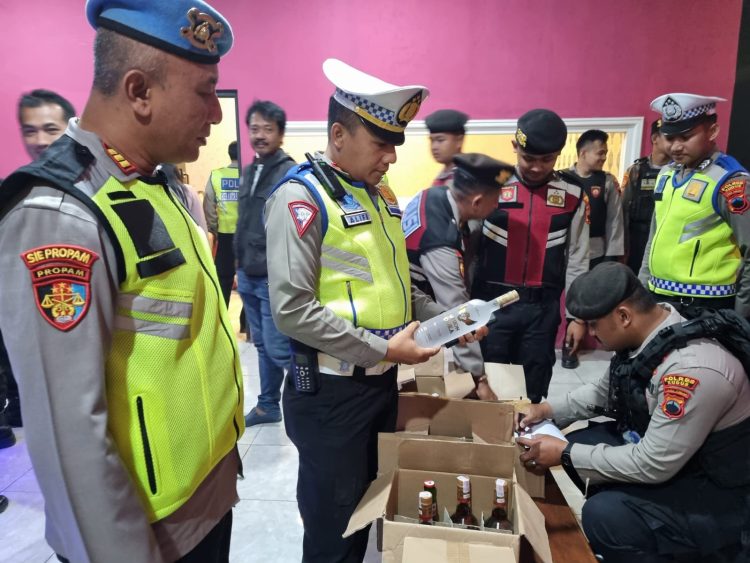 Sejumlah Tempat Kafe Dirazia, Polisi Sita Ratusan Miras