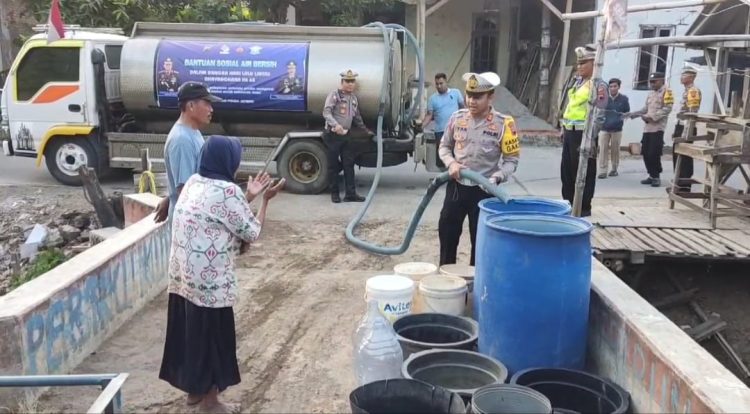 Kebutuhan Sehari – Hari, Polres Kudus Kirim Bantuan Air Bersih
