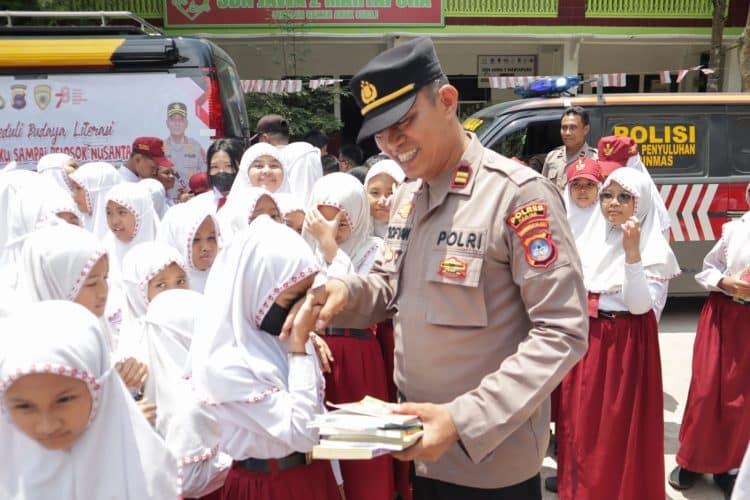 Sekolah dan Pelosok Desa Terima Ribuan Buku