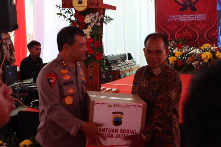 Kapolda Jateng Serah Terimakan Bantuan ke Masyarakat
