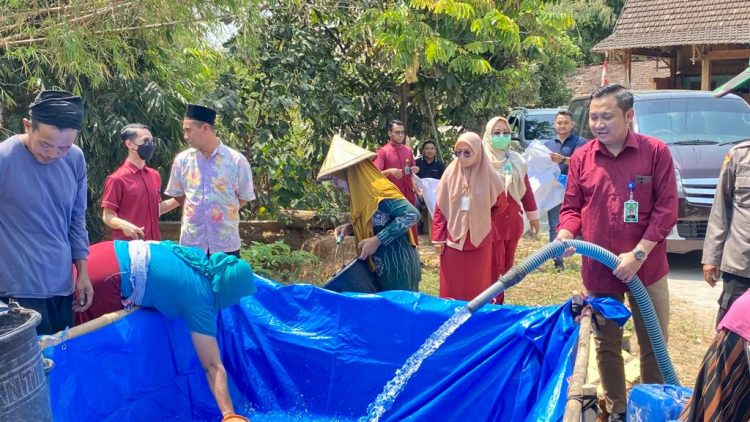 Enam Tangki Air Bersih Dibagikan Warga