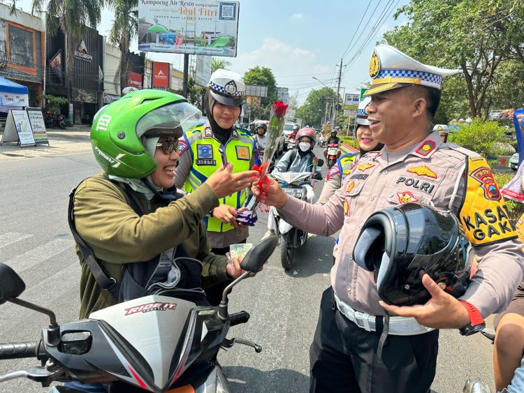Menjelang Berakhir Operasi Zebra Candi 2023, Kasatlantas Polresta Pati Bagikan Ratusan Helm SNI