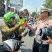 Menjelang Berakhir Operasi Zebra Candi 2023, Kasatlantas Polresta Pati Bagikan Ratusan Helm SNI