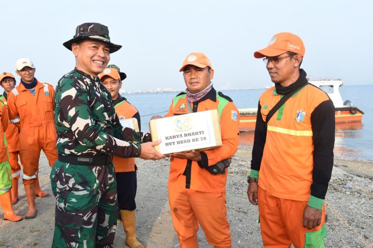HUT ke 78, Direktorat Keuangan TNI AD Kompak Pembersihan Pantai