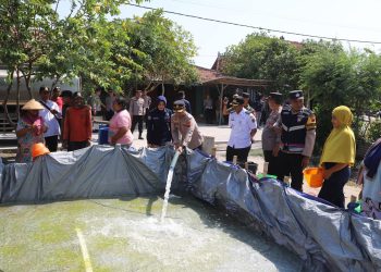 12 Truck Tangki Air Disalurkan, Mbah Suminah Apresiasi Polresta Pati