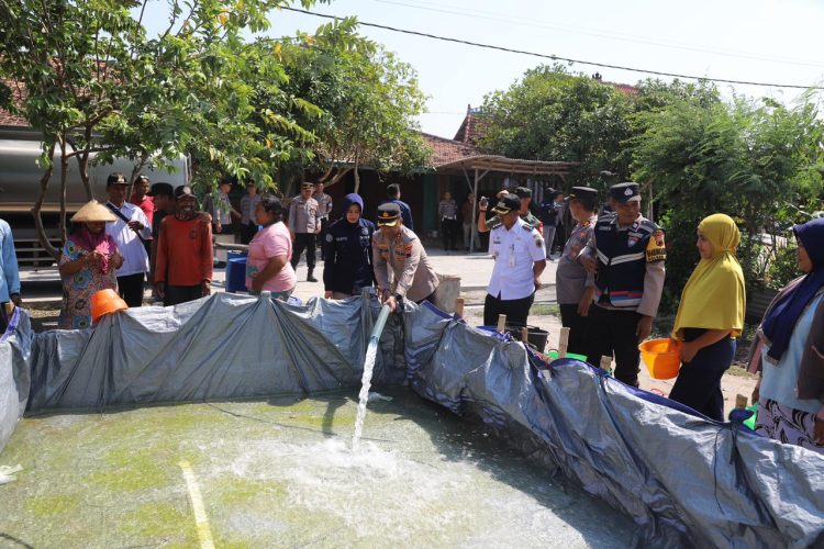 12 Truck Tangki Air Disalurkan, Mbah Suminah Apresiasi Polresta Pati