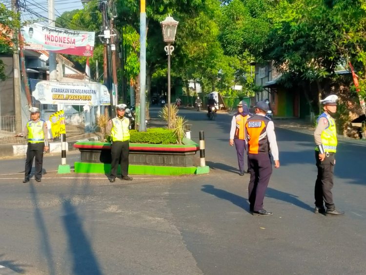Puluhan Mobil Menerobos Rambu, Polisi Menindak