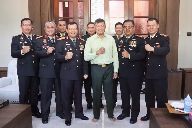 HUT TNI ke 78, Kapolda Jateng Berikan Surprise ke Rumah Dinas Pangdam