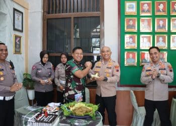 Momen Keakraban TNI-Polri, Kapolresta Pati Pimpin Personelnya Berikan Kejutan ke Makodim 0718