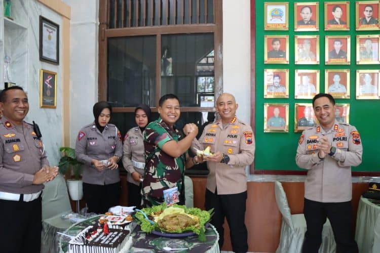 Momen Keakraban TNI-Polri, Kapolresta Pati Pimpin Personelnya Berikan Kejutan ke Makodim 0718