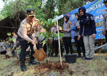 Berbagai Jenis Pohon Ditanam, Kapolresta Pati Ingatkan Peduli Lingkungan