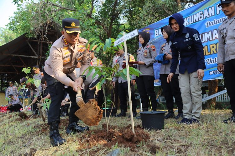 Berbagai Jenis Pohon Ditanam, Kapolresta Pati Ingatkan Peduli Lingkungan