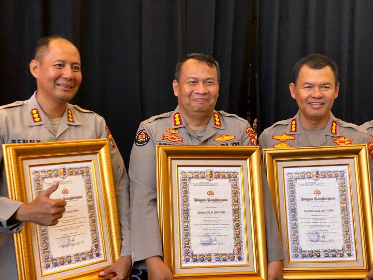 Hari Jadi ke 72, Bidhumas Polda Jateng Terima Penghargaan